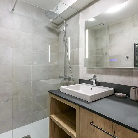 3 Pieces - 4/5 Pers - Terrasse Plein Sud - Parking & Garage - Proche Des Pistes - - Fr-1-437-74 *